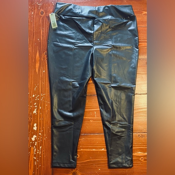 Terra & Sky Black Faux Leather Wide Waistband Legging - Picture 4 of 9